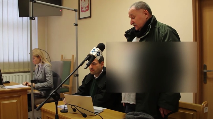 65-letni Janusz Ziętkiewicz usłyszał wyrok za noszenie koszulki z napisem "J***ć PiS". (fot. YouTube/GazetaJarocinska)