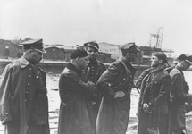 Po kapitulacji Westerplatte. Polscy oficerowie i chorąży Szewczuk nad kanałem portowym. Foto ze zbiorów autora.