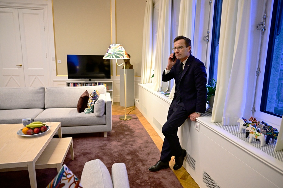 na zdjęciu: premier Szwecji Ulf Kristersson odbierający telefon z informacją o ratyfikowaniu przez Węgry szwedzkiego wniosku o dołączenie do NATO. fot. PAP/EPA/MAGNUS LEJHALL