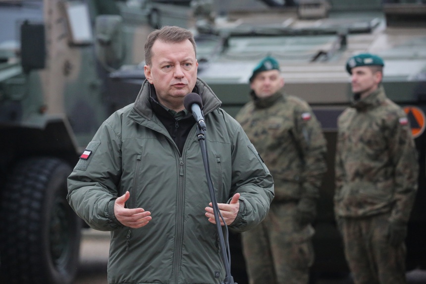 Mariusz Błaszczak podczas spotkania z żołnierzami Batalionowej Grupy Bojowej (fot. PAP)