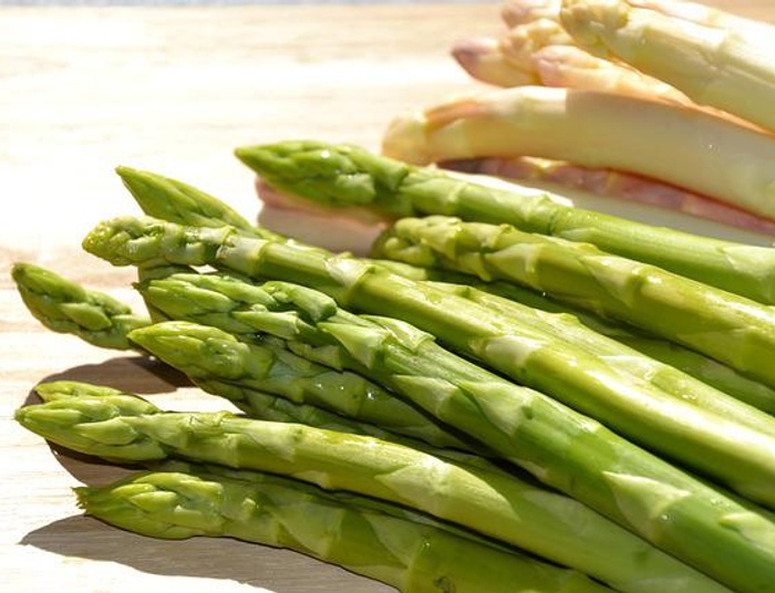Szparagi - białe czy zielone?