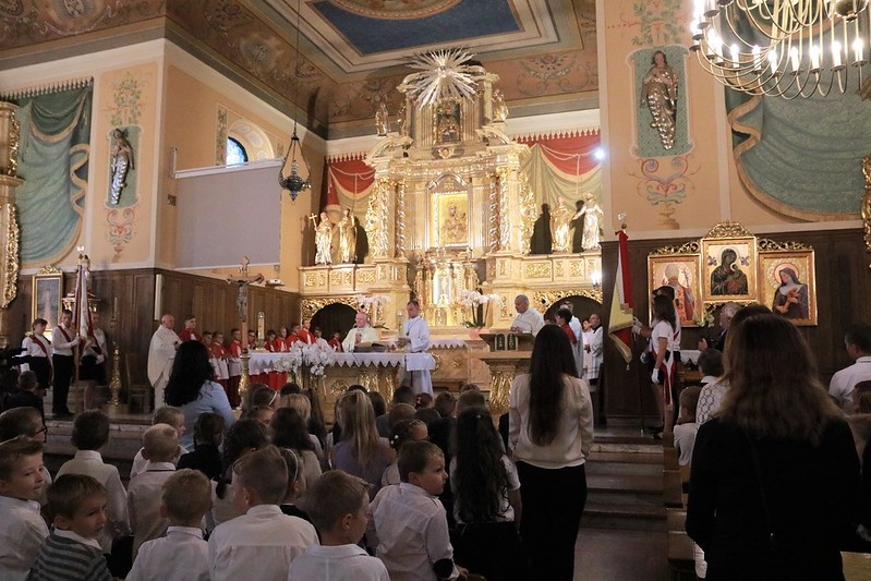 Młodzi ludzie w kościele. fot. Flickr/Archidiecezja Krakowska