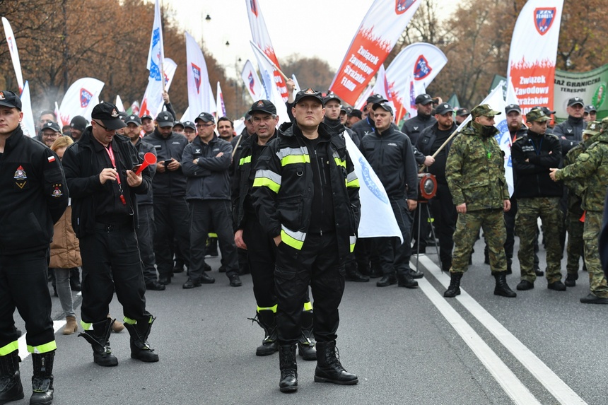 W środę pod KPRM odbywa się protest służb mundurowych. (fot. PAP)