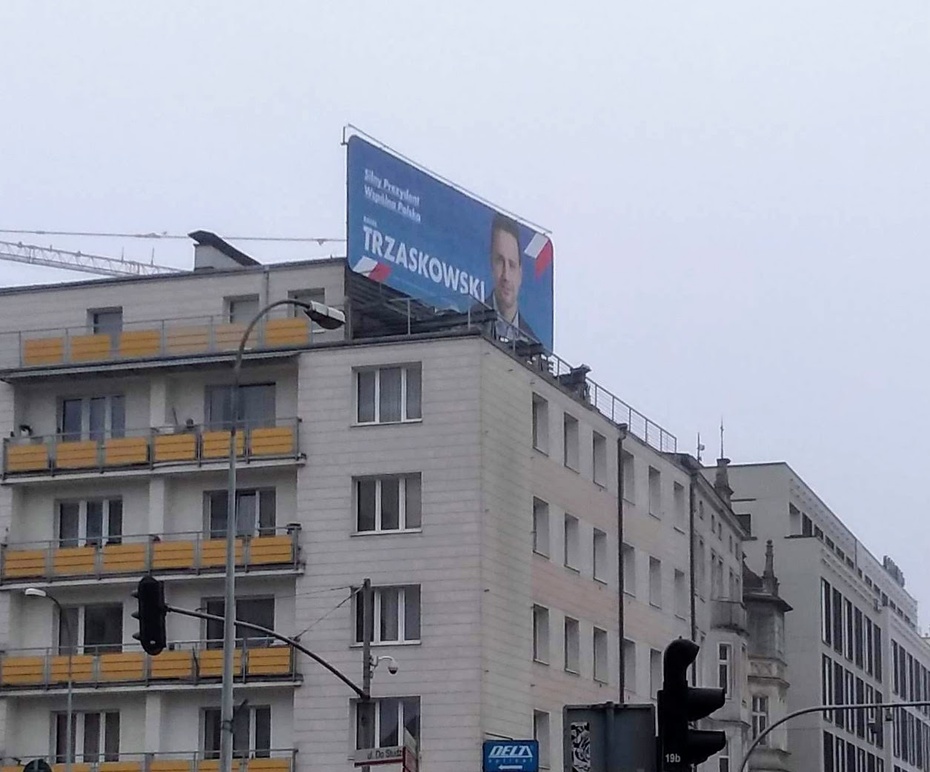 Ogromny billboard kandydata Trzaskowskiego. Fot.: Janusz Ch.