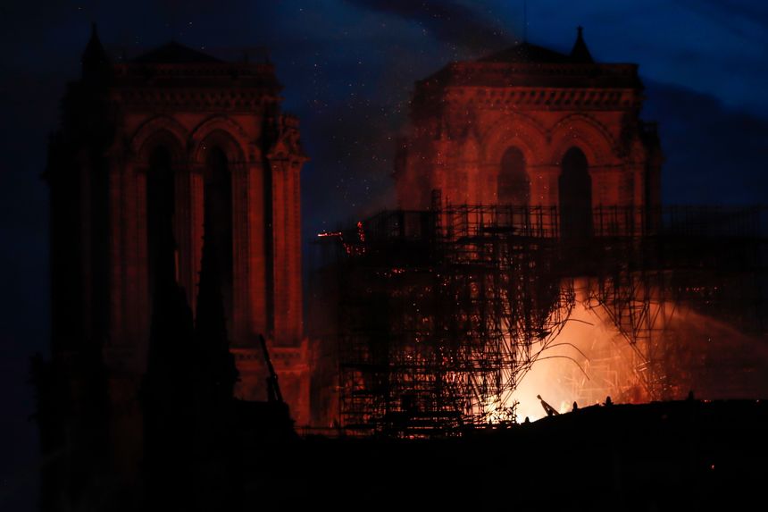 Płonąca katedra Notre Dame.