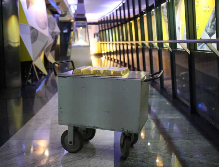 NBP miał nosa, złoto bije rekordy. Eksperci przewidują nawet 5000 dolarów za uncję