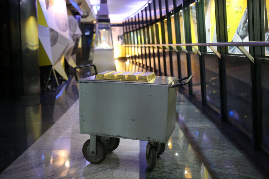 na zdjęciu: 12,5 kg sztaby złota najczystszej próby z rezerw dewizowych NBP, tzw. „złoto dewizowe”. Zdjęcie ilustracyjne. fot. PAP/Leszek Szymański