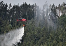 Gaszenie pożaru lasu w Szwecji, fot. PAP/EPA/ROBERT HENRIKSSON