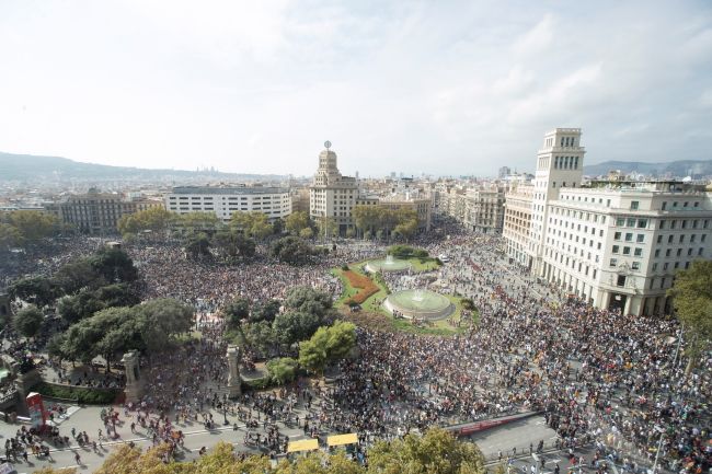 Katalońscy sepratyści w Barcelonie. Fot. PAP/EPA/Marta Perez