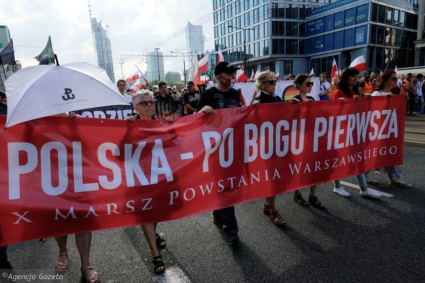 1 sierpnia 2021. 77 rocznica Powstania Warszawskiego. Przez Warszawę przemaszerowali narodowcy i pod pomnikiem Powstańców zdjęli flagę UE