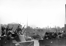 Żołnierze radzieccy na amerykańskich samobieżnych działkach przeciwlotniczych M16 MGMC w Gdańsku, marzec 1945 roku. Źródło: Wikimedia Commons, domena publiczna.