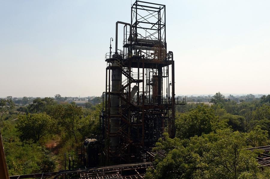 Wieża fabryki w Bhopalu (Indranil Mukherjee / AFP / Getty Images)