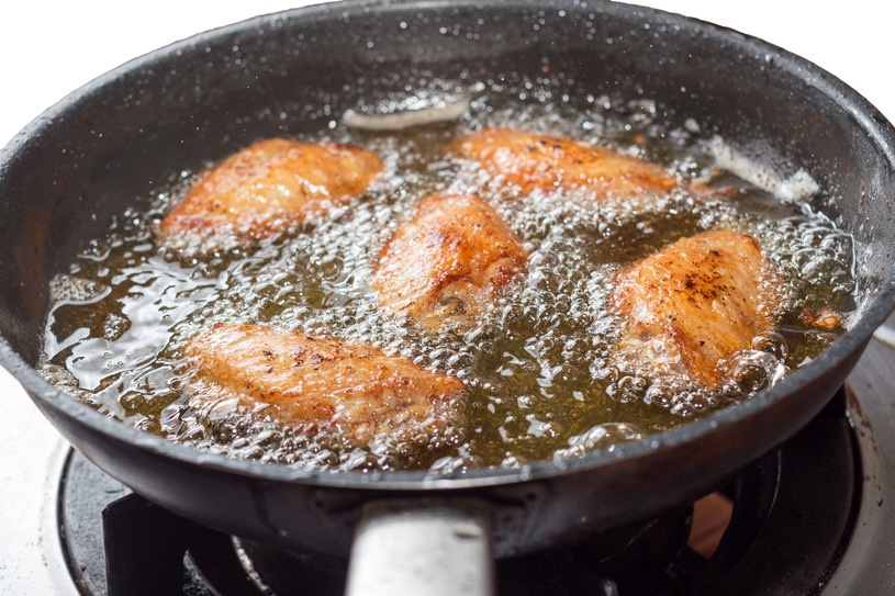 Jedzenie, co najmniej jednej porcji smażonego kurczaka dziennie o 12 proc. zwiększa ryzyko przedwczesnego zgonu /123RF/PICSEL  Czytaj więcej na https://kobieta.interia.pl/zdrowie/news-smazone-ryby-i-kurczak-kulinarni-zabojcy,nId,2818644#utm_source=paste&u