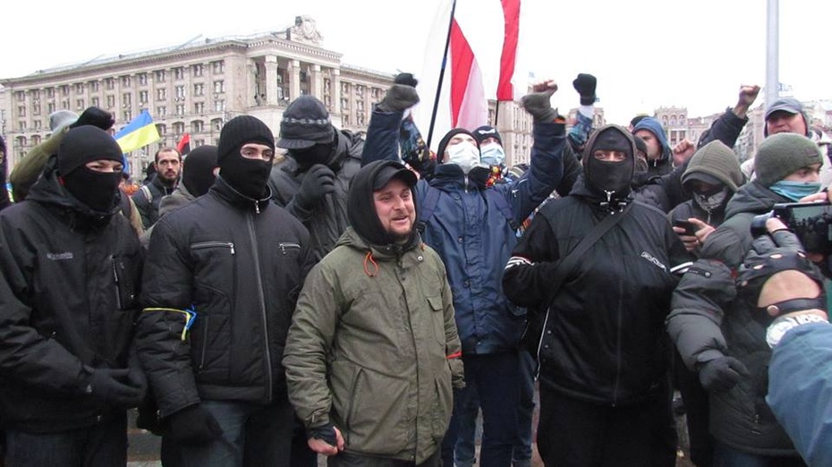 Bojownicy w maskach na Majdanie