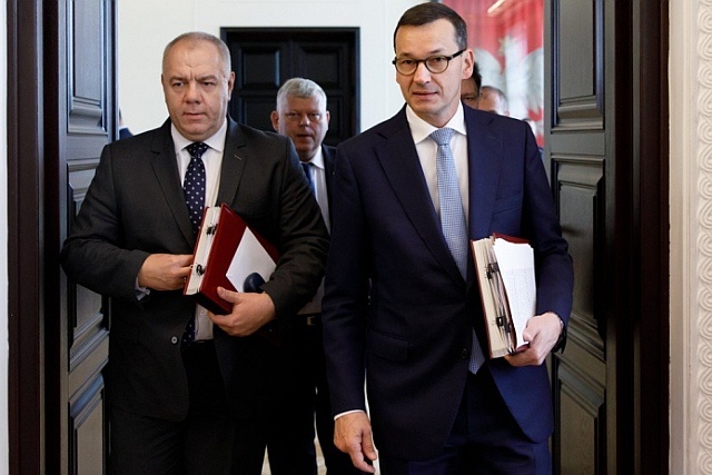 Z lewej obok premiera szef Komitetu Stałego Rady Ministrów Jacek Sasin, fot. KPRM