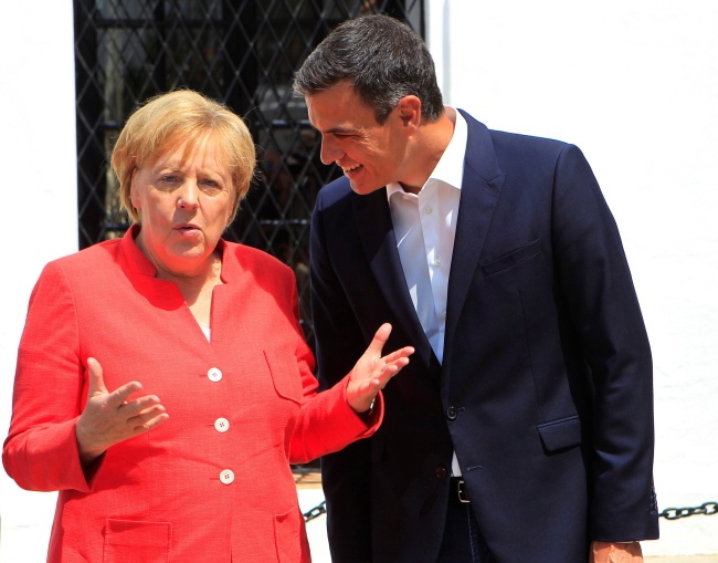 Hiszpański premier Pedro Sanchez (P) i Angela Merkel. Fot. PAP/EPA/PAP/EPA/A. CARRASCO RAGEL