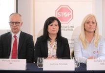Frankowicze ze stowarzyszenia "Stop Bankowemu Bezprawiu" cieszą się z pozytywnego wyroku TSUE. fot. PAP/Wojciech Olkuśnik