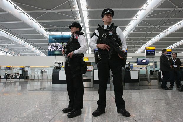 Policja na lotnisku Heathrow, zdjęcie ilustracyjne.