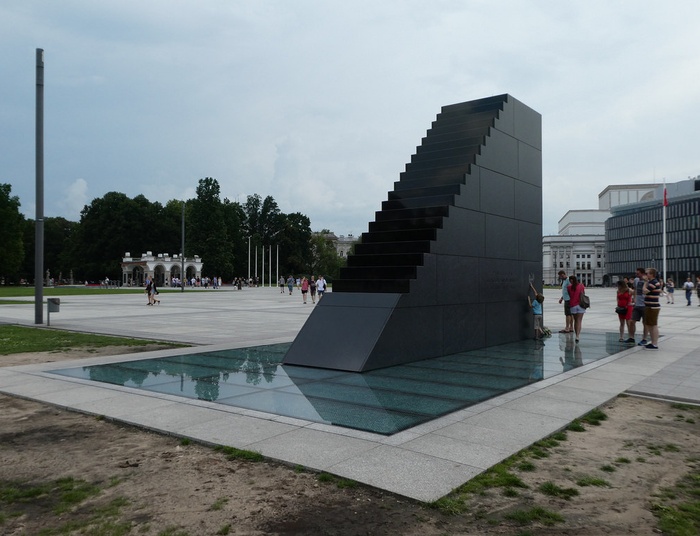 "Fakty" TVN i "Gazeta Wyborcza": policja ścigała za zabawę przy pomniku smoleńskim