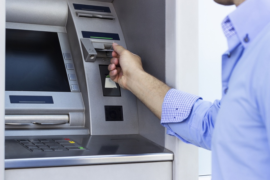 Co robić jeśli bankomat wciągnie kartę?/Shutterstock
