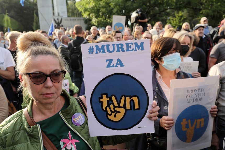 Protesty w obronie TVN. Fot. PAP/Paweł Supernak