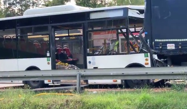 Nie wiadomo, dlaczego autobus wbił się w tył naczepy.