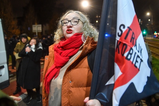 Jedna z liderek Ogólnopolskiego Strajku Kobiet Marta Lempart podczas demonstracji pod hasłem "Parasolką w Kaczyńskiego". Fot. PAP/Radek Pietruszka