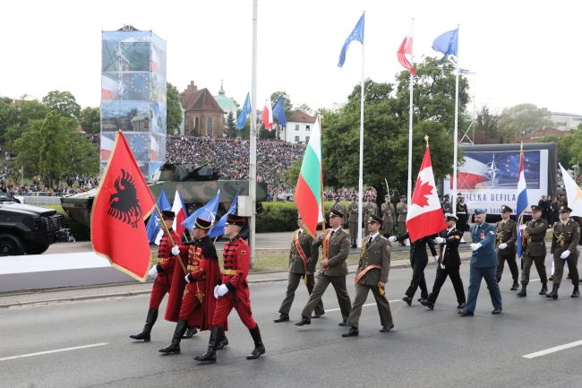 Reprezentacja wojsk Albanii, Bułgarii i Kanady. Fot. PAP/Tomasz Gzell