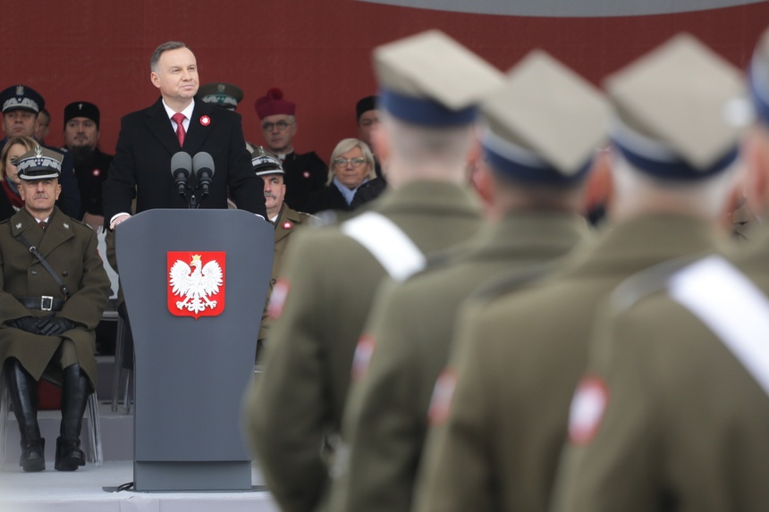 Prezydent Andrzej Duda podczas uroczystej odprawy wart przed Grobem Nieznanego Żołnierza. Źródło: PAP/Albert Zawada