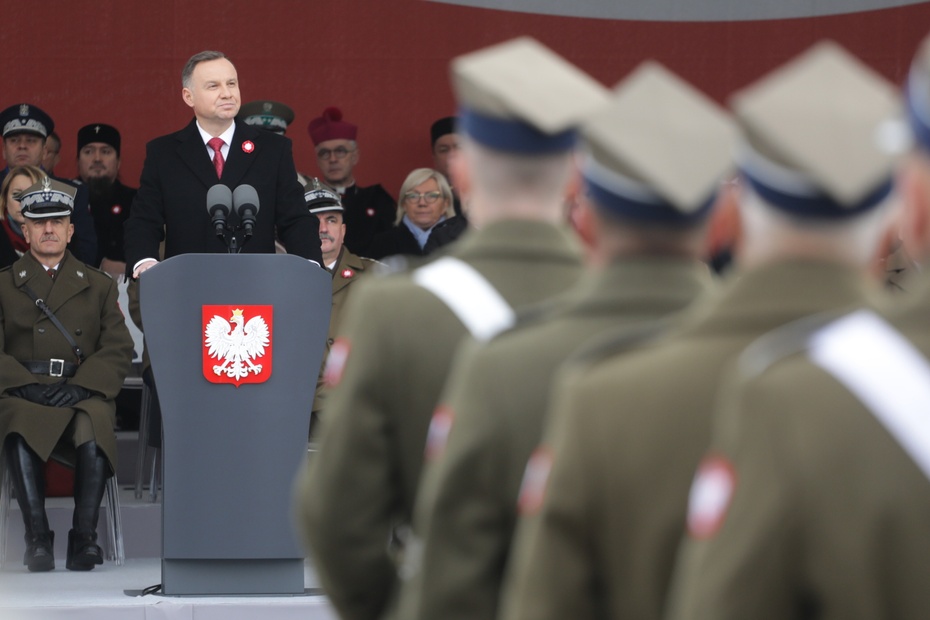 Prezydent Andrzej Duda podczas uroczystej odprawy wart przed Grobem Nieznanego Żołnierza. Źródło: PAP/Albert Zawada