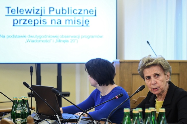Posłanka Iwona Śledzińska-Katarasińska (P) podczas posiedzenia sejmowej Komisji Kultury i Środków Przekazu, której tematem jest "1,3 mld na manipulacje i klamstwa w TVP". Fot. PAP/Radek Pietruszka