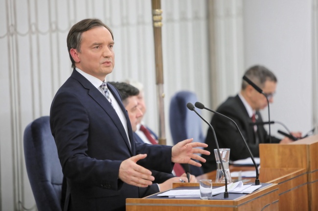 Minister sprawiedliwości Zbigniew Ziobro w Senacie RP. Fot. PAP/Wojciech Olkuśnik