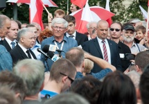 Jarosław Kaczyński przemawia do zgromadzonych