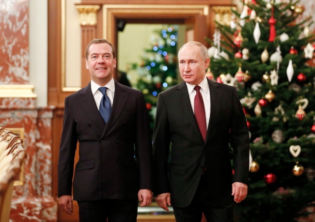 Władze Rosji wzmacniają antypolski przekaz. Na zdjęciu: Dymitr Miedwiediew i Władimir Putin. Fot. PAP/EPA/DMITRY ASTAKHOV/SPUTNIK/GOVERNMENT PRESS SERVICE/POOL