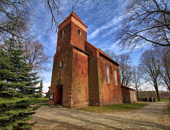 Rokicie - "kobyli" kościół i tajemnicze dołki