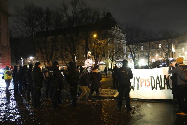 Protest na drodze prowadzącej do katedry na Wawelu w Krakowie, fot. PAP/Art Service 2