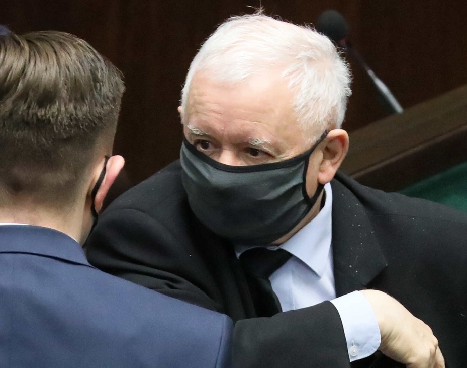 Kaczyński przeprosił, ale ma większość. Czartoryski wraca
