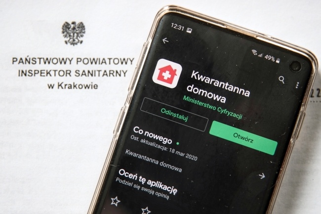 Aplikacja "Kwarantanna domowa" zainstalowana na telefonie w Krakowie, fot. PAP/Łukasz Gągulski