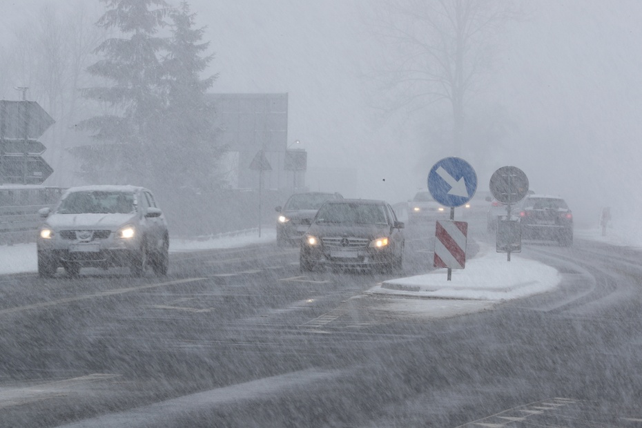 na zdjęciu: Trudne warunki drogowe po intensywnych opadach. fot. PAP/Grzegorz Momot
