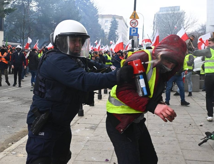 Okazuje się, że tak od ręki, Tusk ma dla rolników tylko pały i gaz