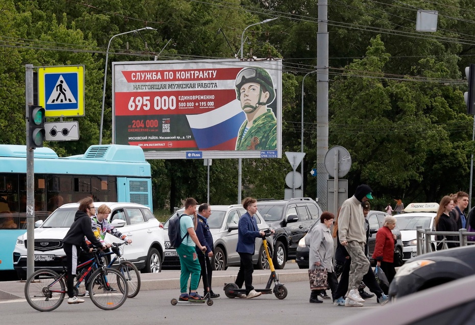 St. Petersburg, Rosja. Billboard z napisem: "Służba kontraktowa, praca dla prawdziwych mężczyzn". Fot. PAP/EPA/ANATOLY MALTSEV