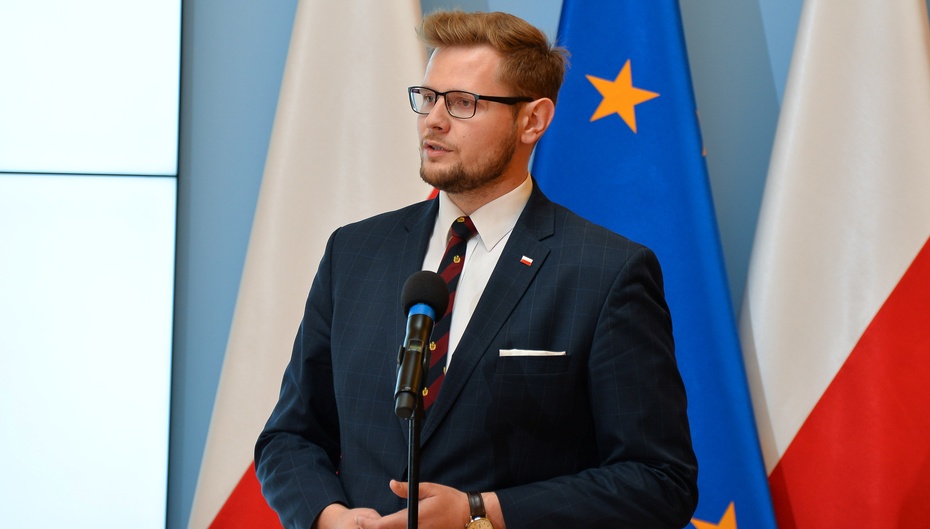 Michał Woś zastanie ministrem. fot. Wikimedia/Krzemin28
