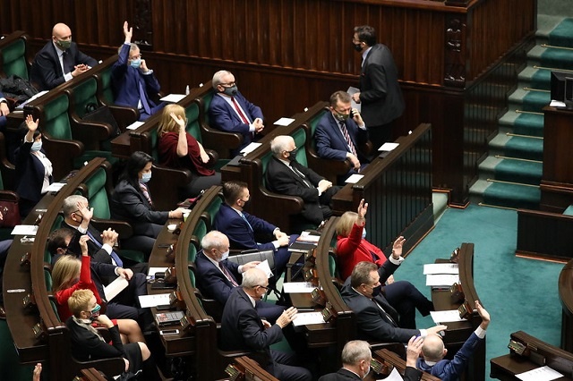 PiS mogłoby liczyć w wyborach na 37,7 proc. głosów - według Estymatora. Fot. Flickr/Sejm RP