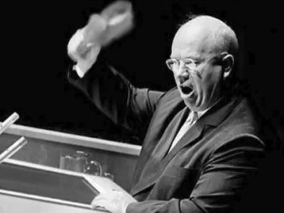 Nikita Chruszczow walący butem w blat mównicy w sali obrad ONZ
