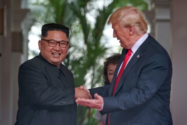 Donald Trump i Kim Dzong Un. Fot. PAP/EPA/Kevin Lim