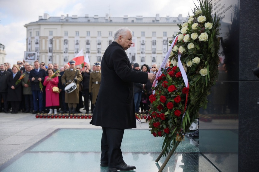 Prezes PiS Jarosław Kaczyński podczas uroczystości pod pomnikiem ofiar katastrofy smoleńskiej. Fot. PAP/PAP/Leszek Szymański