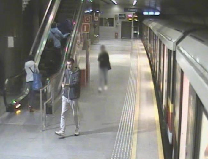 Chciał wepchnąć ludzi pod pociąg metra. Jest szokujące nagranie