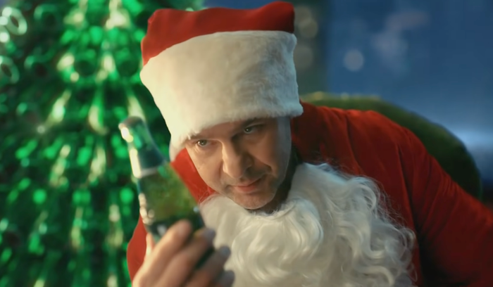 Zblazowany Święty Mikołaj już nie będzie straszył. Znika reklama piwa z Karolakiem