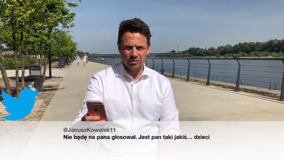 Rafał Trzaskowski czyta twitty na swój temat.
