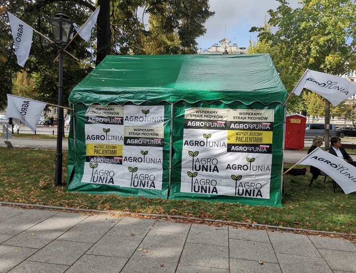 Agrounia rozdaje ziemniaki podczas strajku medyków